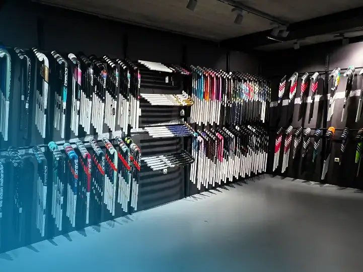 Wand met sticks van De Hockeywinkel